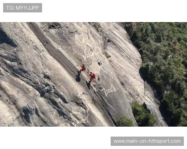 体育攀岩公开赛出现惊险救援，勇敢传为佳话