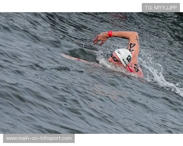游泳队完善短距离转身冲刺能力